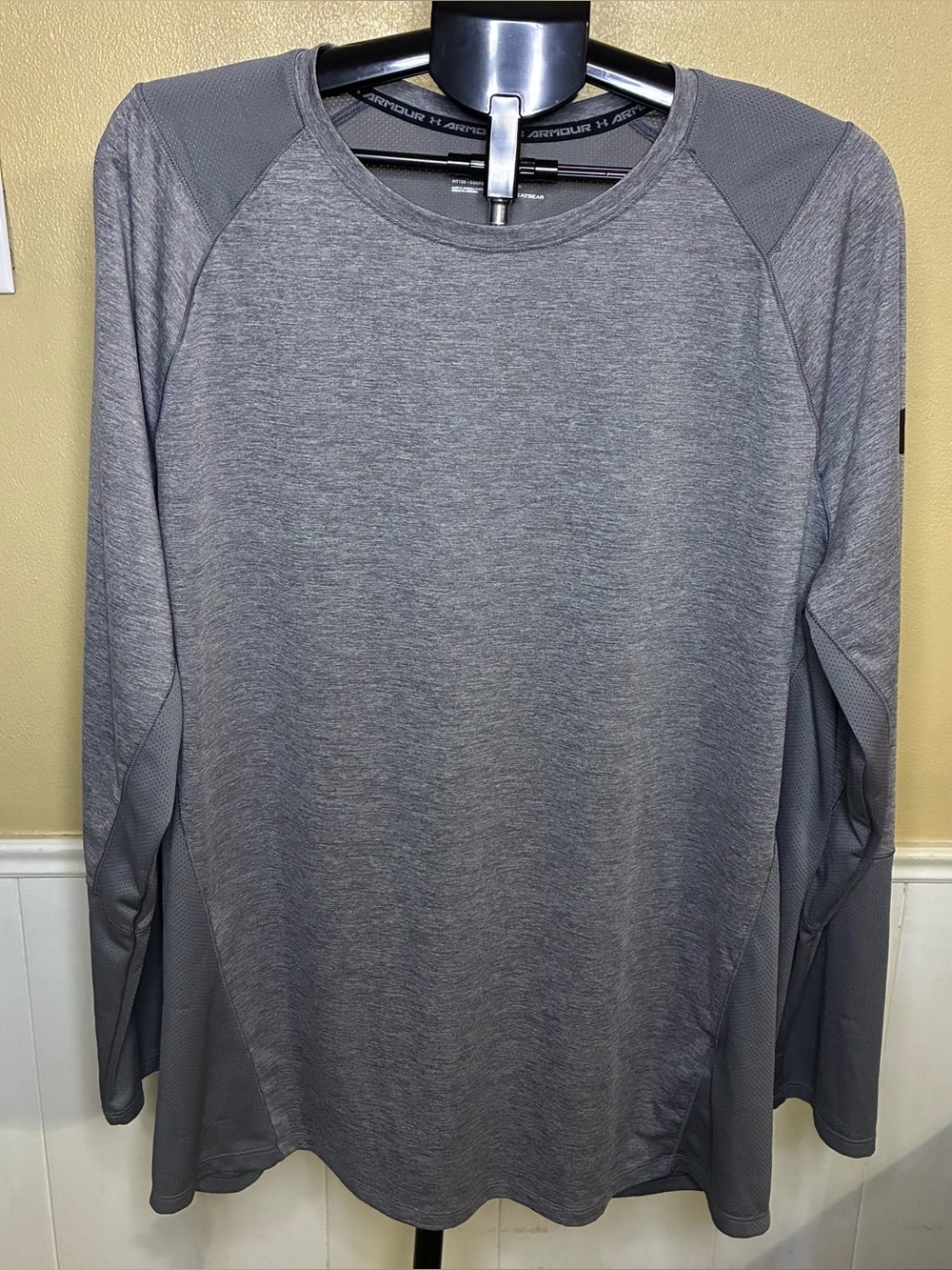 Under Armour Men’s Long-Sleeve Performance Tee — Gray